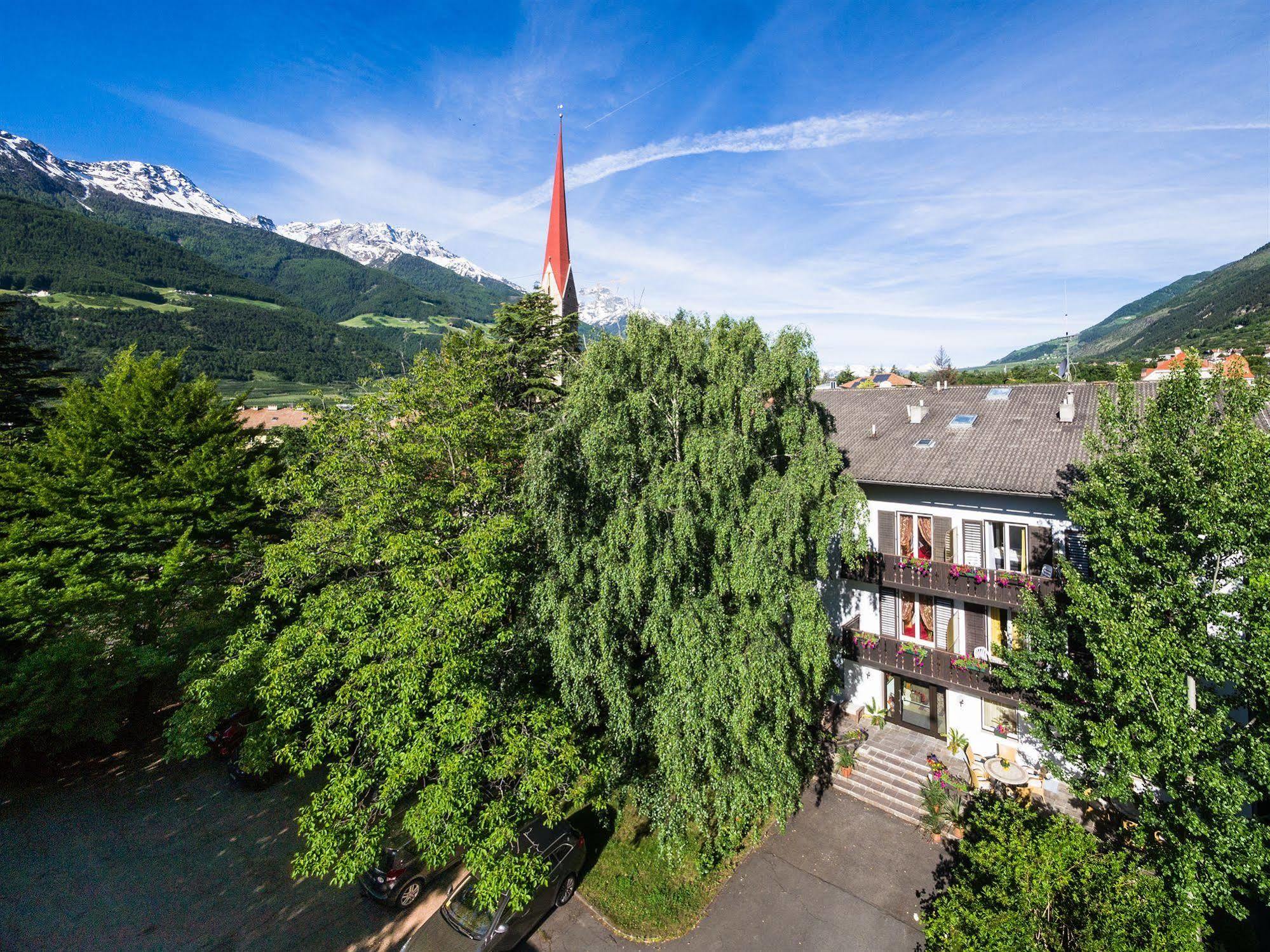 Hotel Pension Schweitzer Silandro Exterior photo